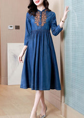 Vestido de mezclilla de algodón con dobladillo extragrande y bordado azul vintage, con mangas tipo pulsera
